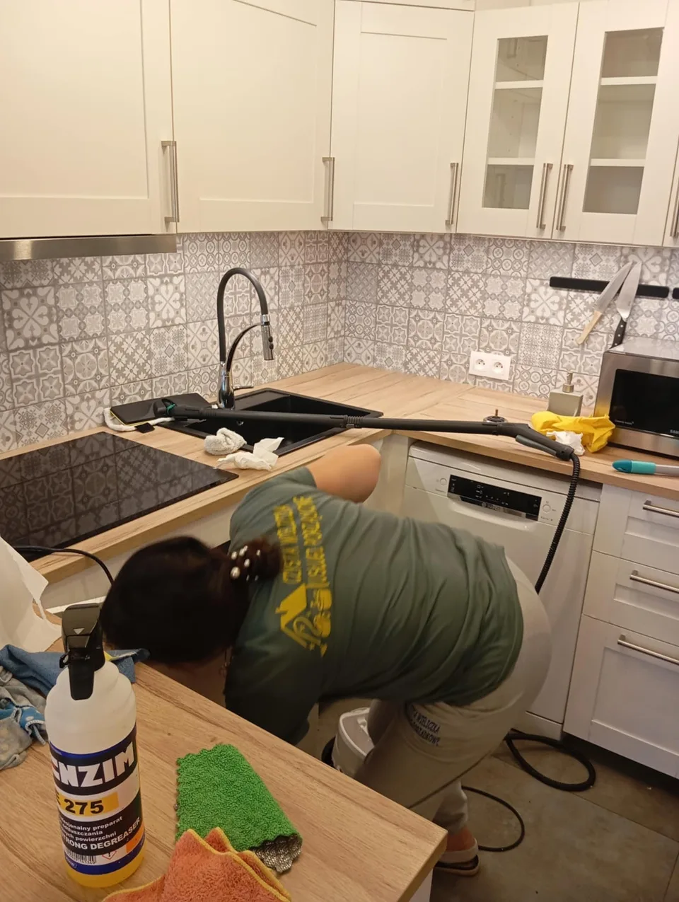 Czyszczenie zlewu i blatu w kuchni
