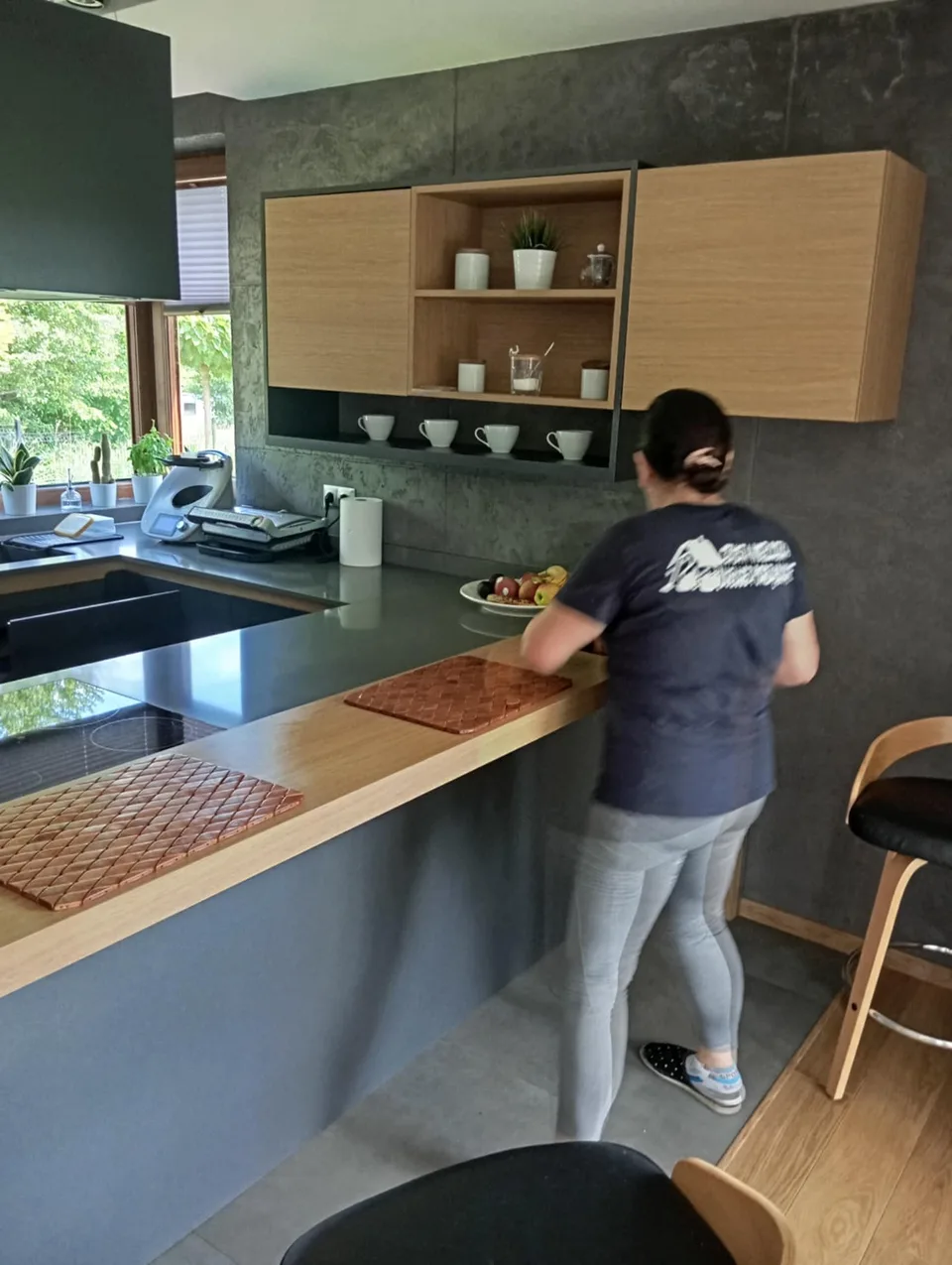 Przecieranie blatu w kuchni z barem