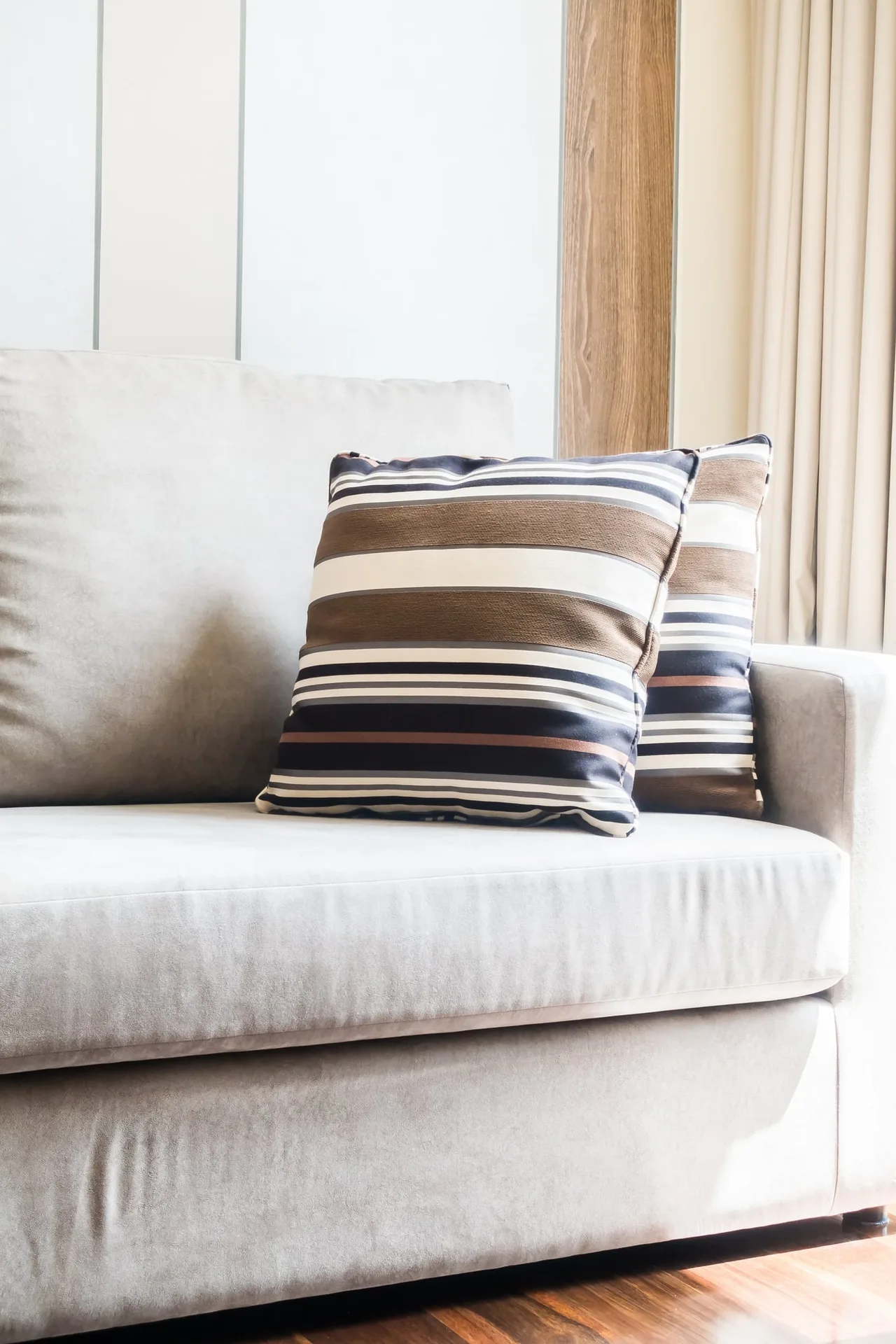 Jasna tapicerowana sofa z poduszkami